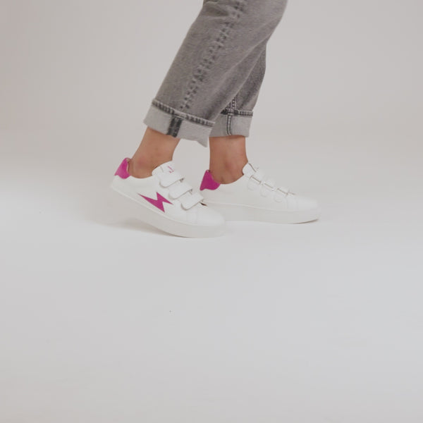 Sneakers blanches Vanessa Wu femme à scratchs découpe éclair effet daim noir et semelles chevrons