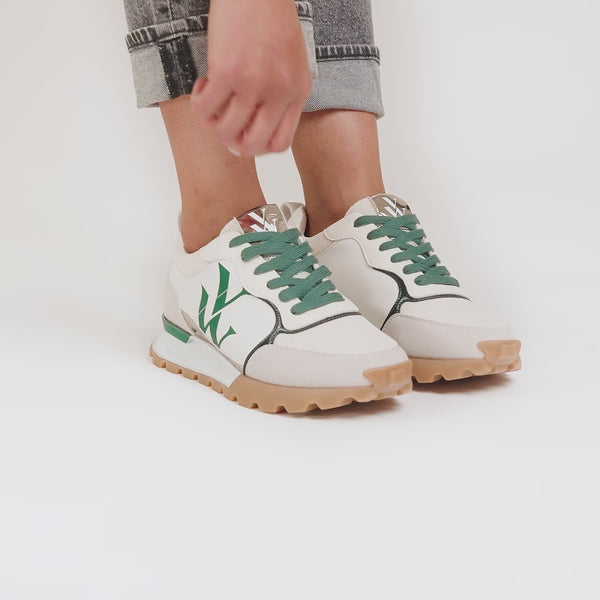 Sneakers style running à lacet femme en vert et blanc avec monogramme imprimé Vanessa Wu