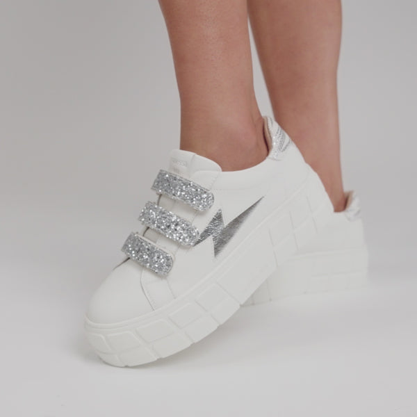 Sneakers semelles plateformes femme Vanessa Wu similicuir blanc avec découpe éclair et à scratchs noirs