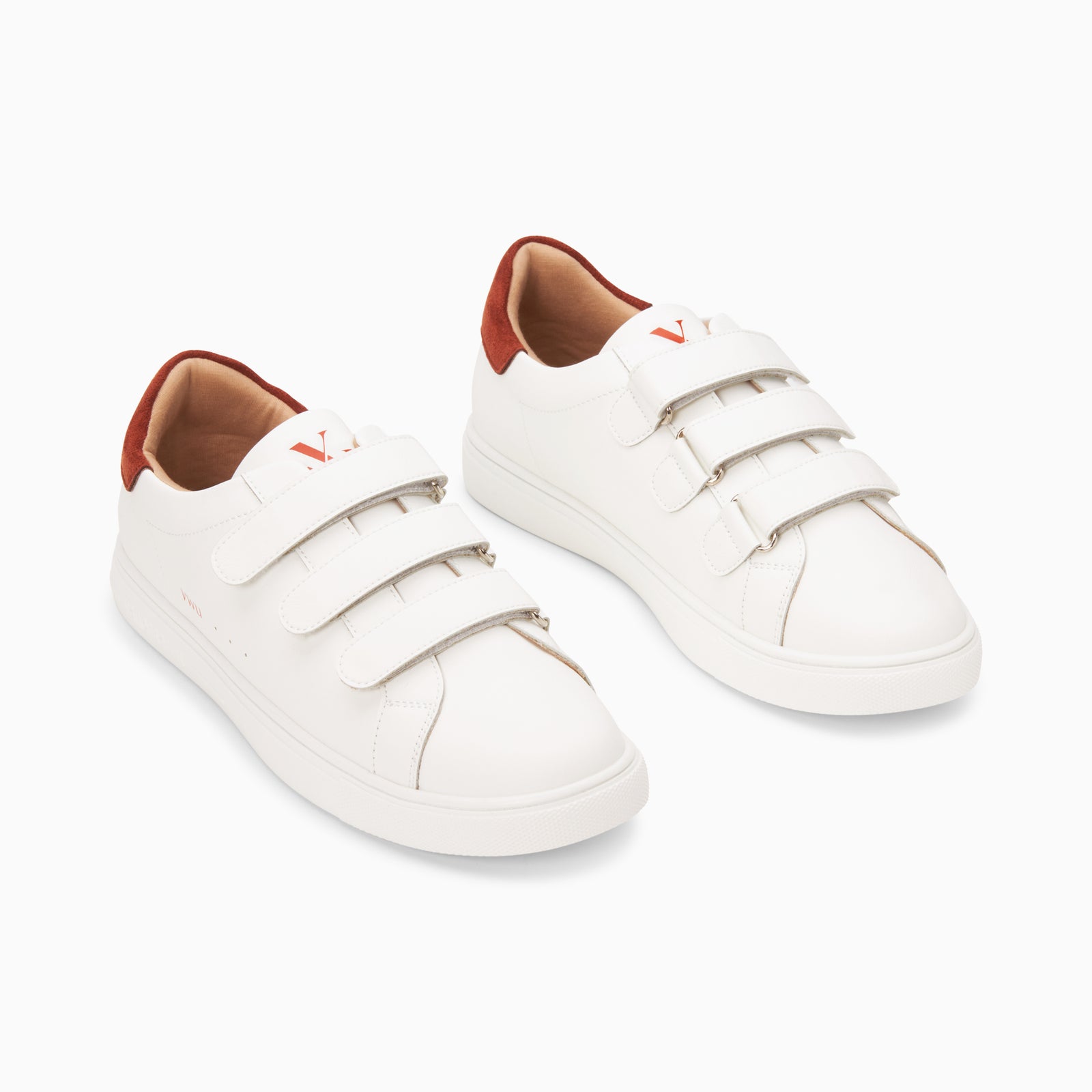 Uheoun Fournitures ménagères, Petites chaussures blanches